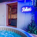 アパート Lovely 3bd - Rooftop - Jacuzzi&sauna プラハ