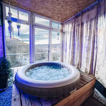Апартаменты Lovely 3bd - Rooftop - Jacuzzi&sauna