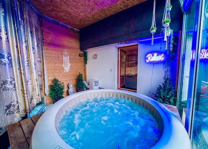 Lovely 3bd - Rooftop - Jacuzzi&sauna Apartment
